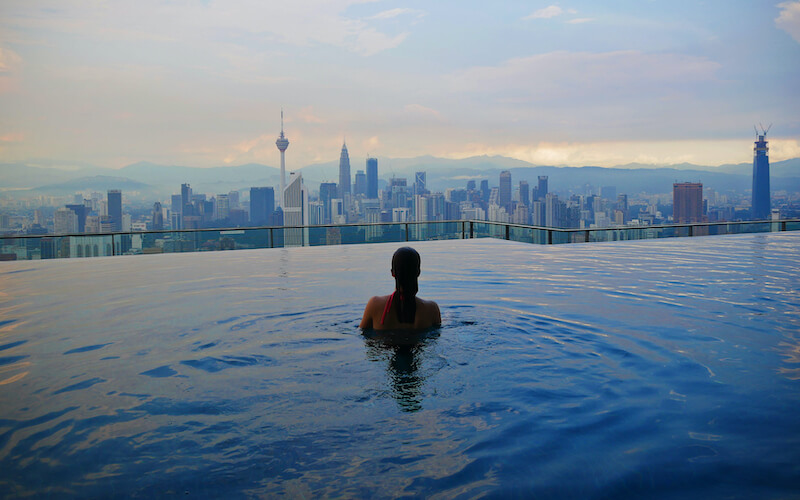 Vrouw in infinity pool in Kuala Lumpur